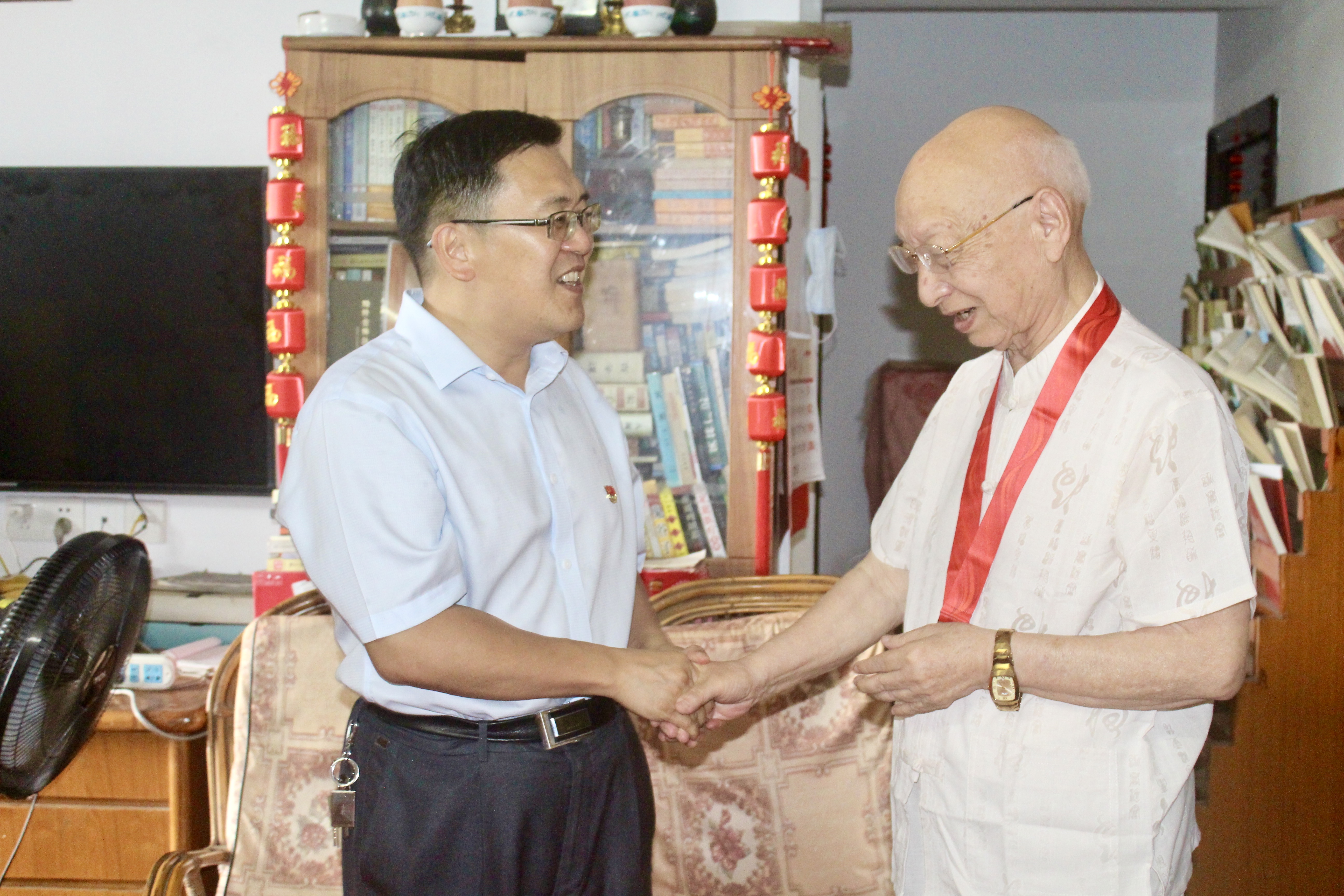 榮譽(yu)如金，信(xin)念如磐(pan)——記走訪(fang)慰問老(lao)黨員并(bing)頒發“光(guang)榮在黨(dang)50年”紀念(nian)章活動(dong)