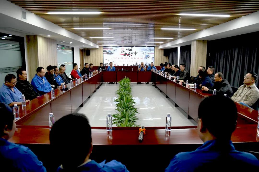 匠心(xin)築夢·笃(du)行緻遠(yuan)——印務集(ji)團機長(zhang)座談會(hui)暨2022年春(chun)季教材(cai)生産啓(qi)動會