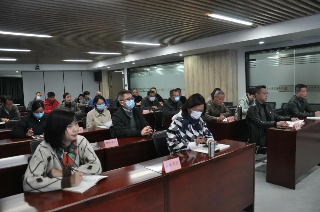 嚴(yan)桂忠向(xiang)黨員幹(gan)部宣講(jiang)省第十(shi)一次黨(dang)代會精(jing)神