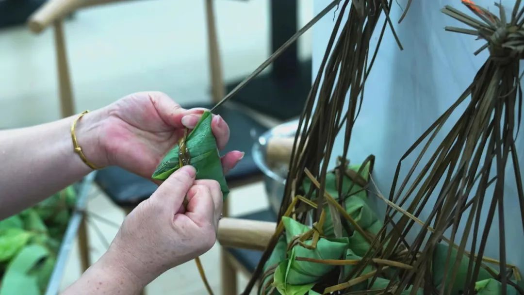 粽香(xiang)四溢，濃(nong)情端午(wu)——福建新(xin)華聯合(he)印務集(ji)團開展(zhan)包粽子(zi)迎端午(wu)活動