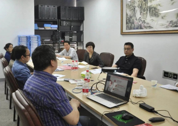 印務(wu)集團(tuan)董事(shi)長黃(huang)翔一(yi)行到(dao)福建(jian)恒源(yuan)光電(dian)技術(shu)有限(xian)公司(si)調研(yan)數字(zi)經濟(ji)工作(zuo)