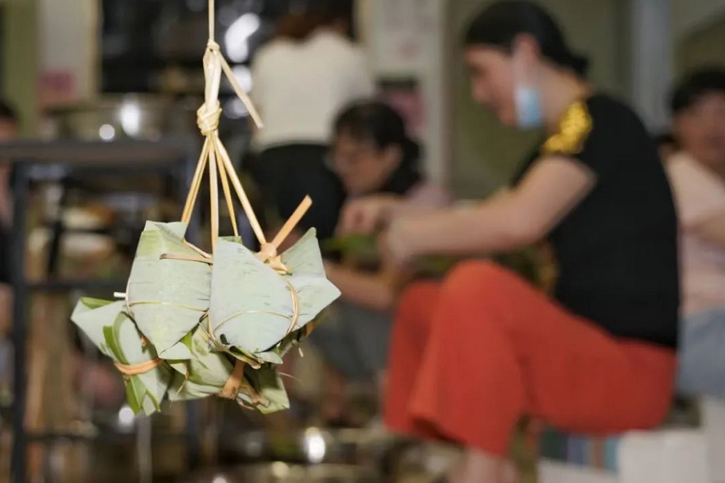 粽葉飄(piao)香迎端(duan)午，情濃(nong)印務促(cu)生産