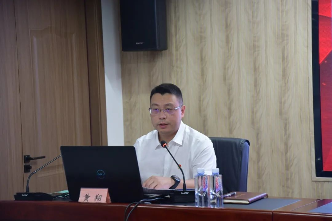 黃翔(xiang)爲印務(wu)集團黨(dang)員幹部(bu)講“忠誠(cheng)在心、崗(gang)位奉獻(xian)”專題黨(dang)課