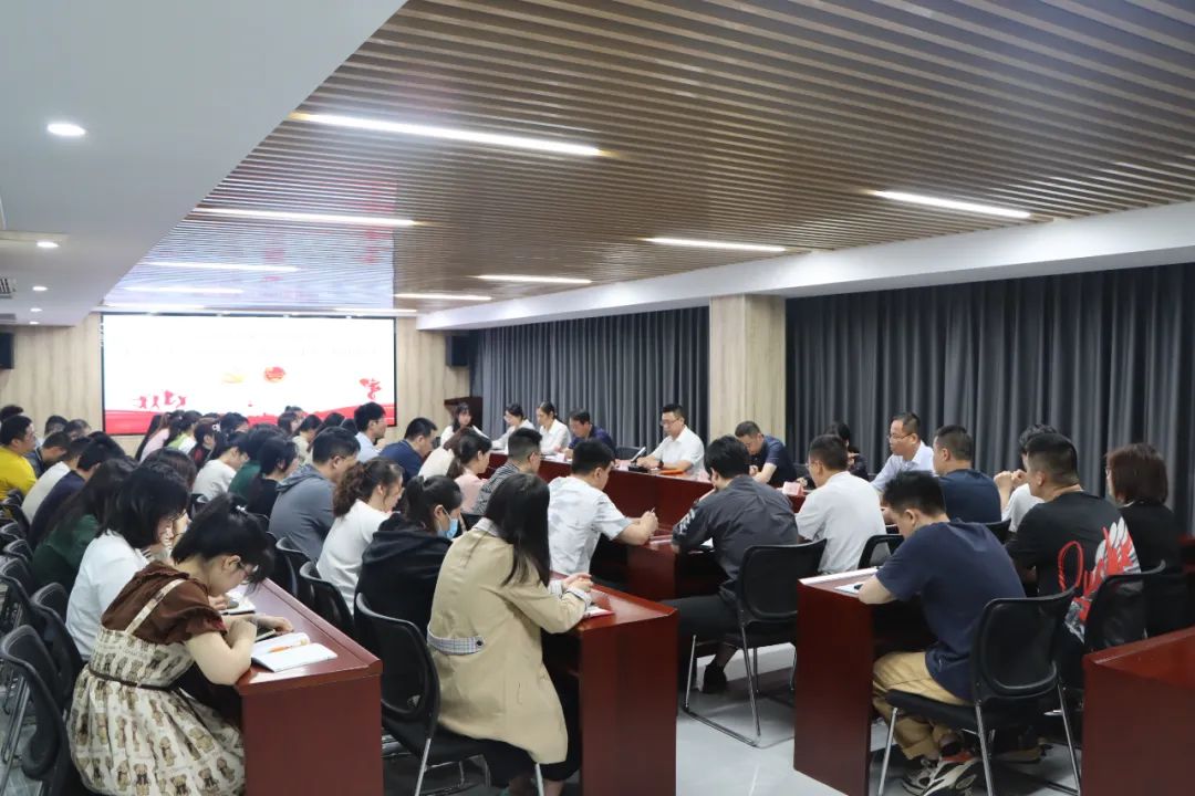 印(yin)務集(ji)團召(zhao)開五(wu)四青(qing)年節(jie)座談(tan)會并(bing)開展(zhan)“青年(nian)先鋒(feng)隊”授(shou)旗儀(yi)式